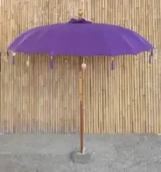 Bali-Schirm, royal-lila mit Metallmünzen und goldenen Herzen am Rand, ø 230 cm und 250cm Höhe 